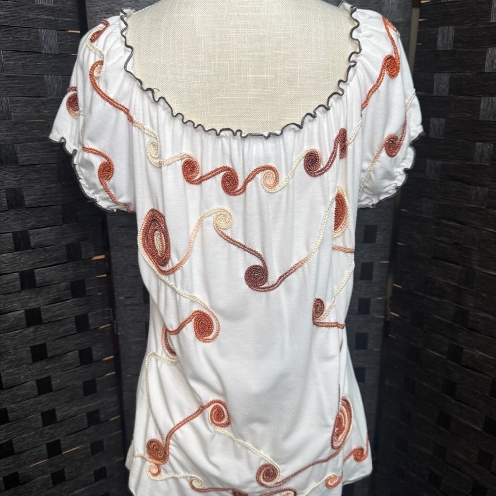 Lauren Michelle Vintage White Top with Brown and Orange embroidered Swirls. - Picture 2 of 4